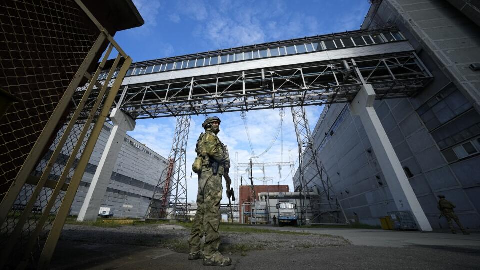 Na archívnej snímke z 1. mája 2022 ruský vojak stráži Záporožskú jadrovú elektráreň na juhovýchode Ukrajiny.