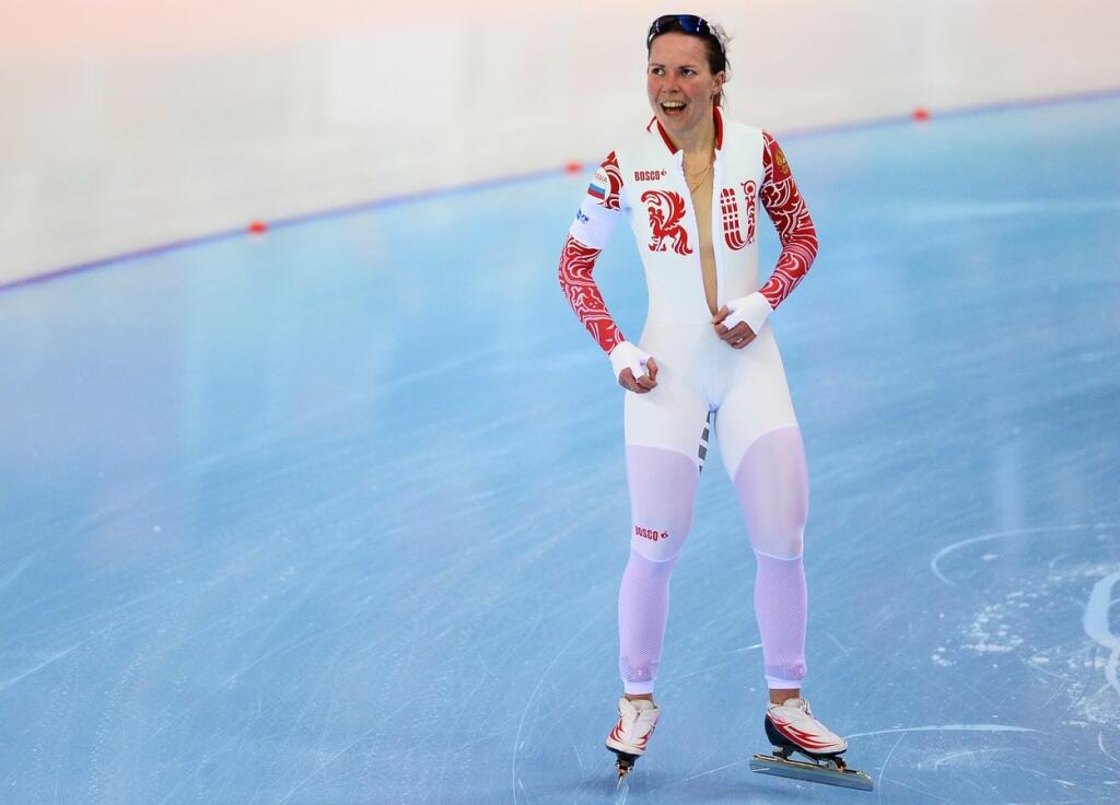 Ruská rýchlokorčuliarka Olga Grafová na olympiáde v Soči zaujala nielen dvomi bronzovými medailami, ale aj momentmi po pretekoch. Zrejme zabudla, že pod úborom nemá spodnú bielizeň, bola však zrejme natoľko rozpálená, že si potrebovala vyvetrať hrudník.