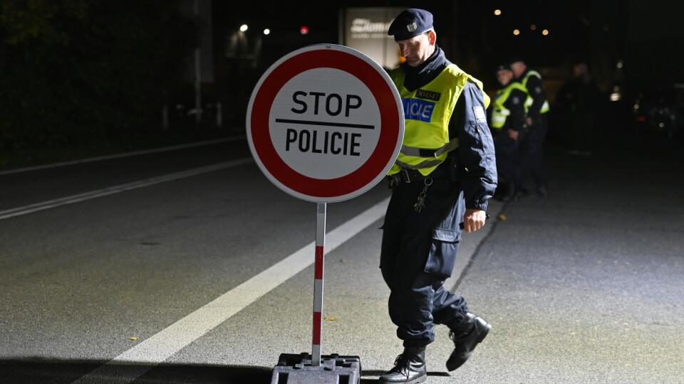 Na snímke policajti a dopravná značka Stop polícia na hraniciach medzi Českou republikou a Slovenskou republikou v českom meste Hodonín vo štvrtok 29. septembra 2022. Česko aj Rakúsko zaviedli dočasné zavedenie kontrol na hraniciach so Slovenskom od polnoci zo stredy na štvrtok. Dôvodom je zvýšená nelegálna migrácia. FOTO TASR - Lukáš Grinaj