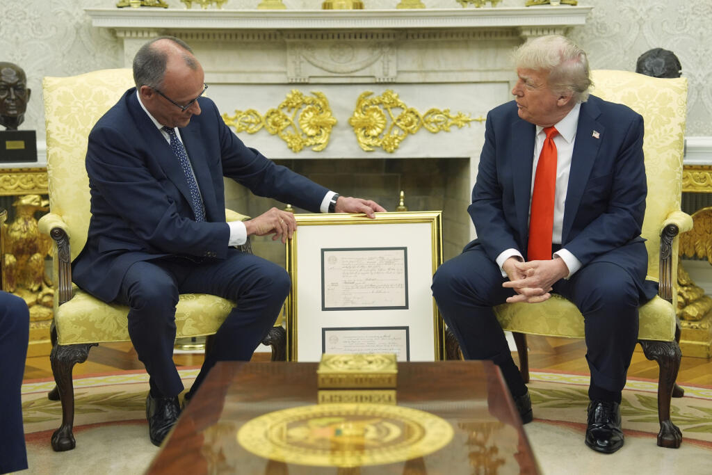 KK36 Washington - Na snímke americký prezident Donald Trump (vpravo) a nemecký kancelár Friedrich Merz počas prijatia v Bielom dome vo Washingtone 5. júna 2025. FOTO TASR/AP
President Donald Trump, right, meets Germany's Chancellor Friedrich Merz in the Oval Office of the White House, Thursday, June 5, 2025, in Washington. (AP Photo/Evan Vucci)