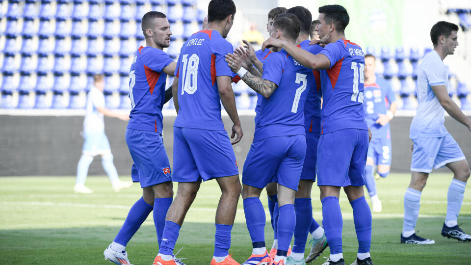 Na snímke hráči Slovenska sa tešia po strelení gólu na 2:0 počas prípravného futbalového zápasu Slovensko - San Maríno vo Wiener Neustadte v Rakúsku v stredu 5. júna 2024. FOTO TASR - Pavel Neubauer



