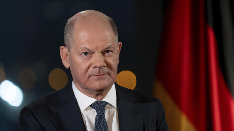 JB 27 Berlín - Nemecký kancelár Olaf Scholz počas nahrávania novoročného príhovoru v Berlíne 29. decembra 2024. FOTO TASR/AP
German Chancellor Olaf Scholz sits in front of the backdrop of the Reichstag illuminated by spotlights during a photo session after the recording of his New Year's address in the Chancellery in Berlin, Germany, Dec. 29, 2024. (Soeren Stache/dpa via AP)