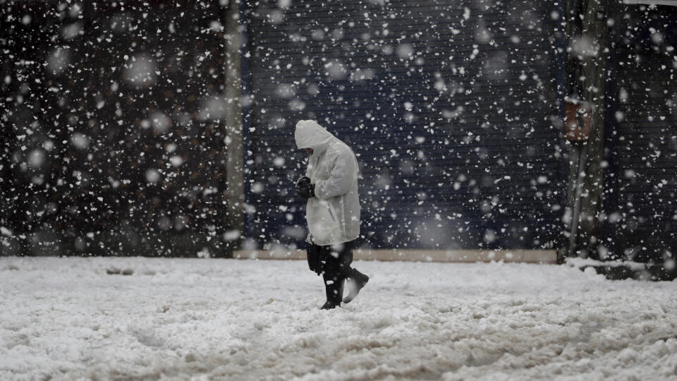 WA 9 Šrínagar - Kašmírčan kráča počas prvého hustého sneženia tejto sezóny v indickom meste Šrínagar 7. novembra 2019. Teplota vzduchu prudko klesla, čo spôsobilo problémy v leteckej a automobilovej doprave. Územie najsevernejšieho indického štátu Džammú a Kašmír je vo väčšej časti situované v Himalájach. FOTO TASR/AP
Viaceré časti severnej Indie postihla snehová kalamita. V himalájskych oblastiach štátu Džammú a Kašmír skolabovala doprava. TASR/AP
A Kashmiri man walks in the snow in Sri