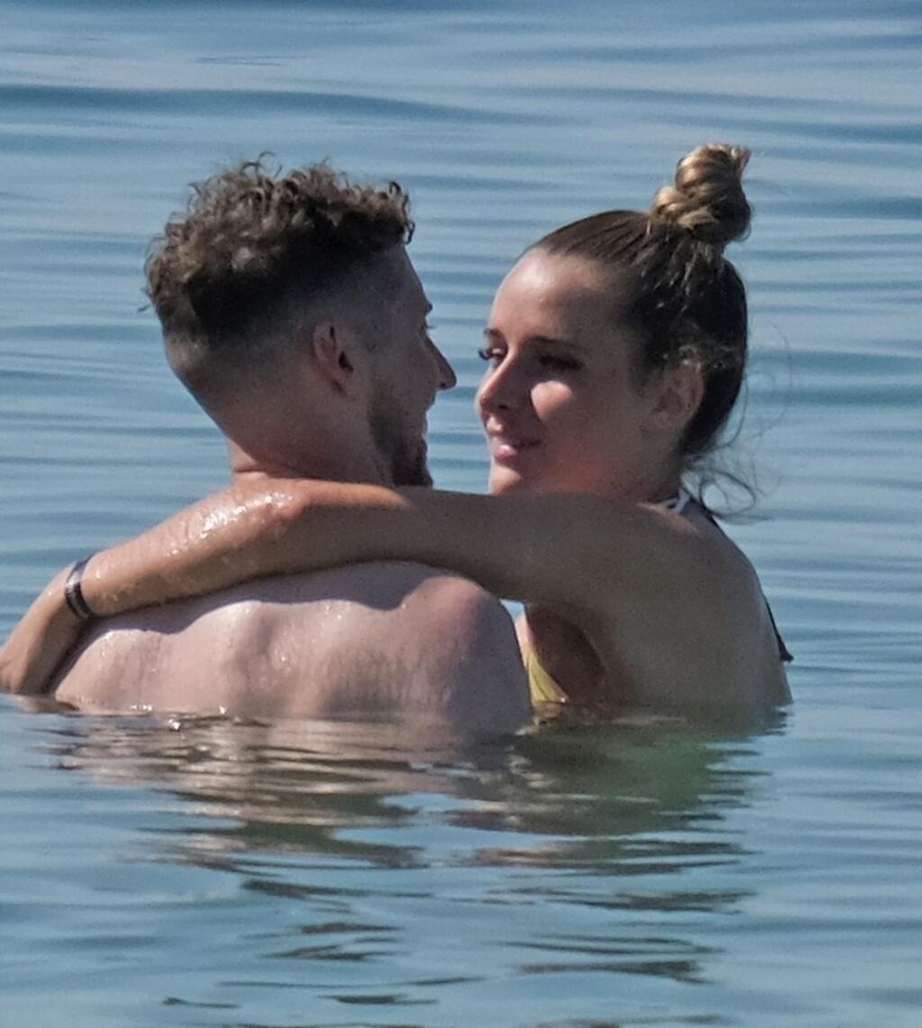 Najprv si užívali na jachte a potom skočili do mora, kde si vychutnávali intímne chvíľky. Určite ale nerátali s tým, že ich pristihnú paparazzi.