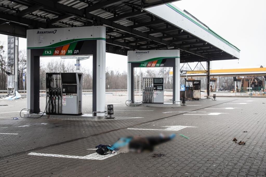 Ukrajinské jednotky našli po odchode ruských jednotiek z Buče masový hrob, kde bolo pochovaných takmer 300 ľudí, a pozdĺž ulíc ležali ďalšie desiatky mŕtvol.
