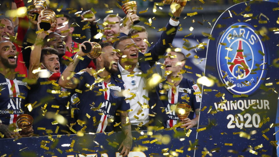 Futbalisti Paríža St. Germain sa tešia po tom, čo sa stali historicky poslednými víťazmi Ligového pohára vo Francúzsku.
