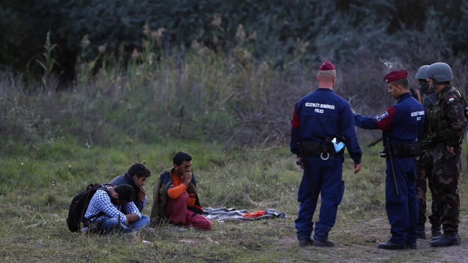 KK22 Röszke - Migranti sedia nazemi po tom, čo ich maďarskí policajti a vojaci zadržali počas pokusu prekročiť hranice medzi Srbskom a Maďarskom pri maďarskej obci Röszke 14. septembra 2015. Skupina 16 migrantov dnes ráno poškodila obe zábrany postavené na srbsko-maďarských hraniciach a ilegálne prekročila hranice. Od dnešnej polnoci po sprísnení podmienok migrácie a ochrany hraníc v Maďarsku je tento čin kvalifikovaný ako trestný, páchateľom hrozí väzenie a vyhostenie z krajiny. FOTO TASR/AP
Mi