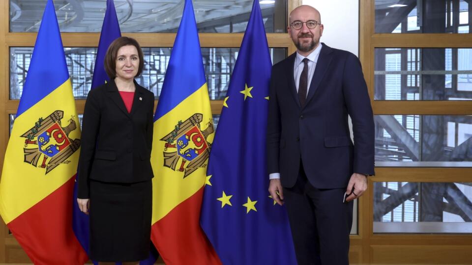 EBE 8 Brusel - Na snímke sprava predseda Európskej rady Charles Michel a moldavská prezidentka Maia Sanduová počas stretnutia v rámci samitu EÚ a krajín Východného partnerstva v Bruseli 15. decembra 2021. FOTO TASR/AP
European Council President Charles Michel, right, greets Moldova's President Maia Sandu prior to a bilateral meeting on the sidelines of an Eastern Partnership Summit in Brussels, Wednesday, Dec. 15, 2021. European Union leaders meet Wednesday with partner nations on its eastern