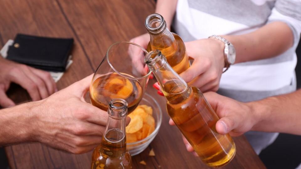 Alkohol - je vedecky dokázané, že červené víno má pozitívny vplyv na naše zdravie. Žiaľ, mnohokrát sa kalórie, obsiahnuté v alkohole ukladajú ako telesný tuk. Samozrejme, raz za čas si alkohol dopriať môžete. Ak ho však budete prijímať denne, odzrkadlí sa to na vašej postave.