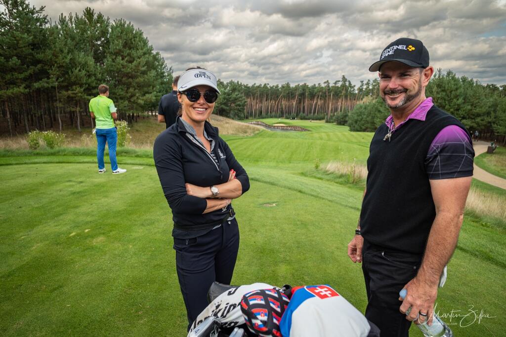 Rory Sabbatini sa golfu venuje profesionálne, jeho manželka rekreačne.