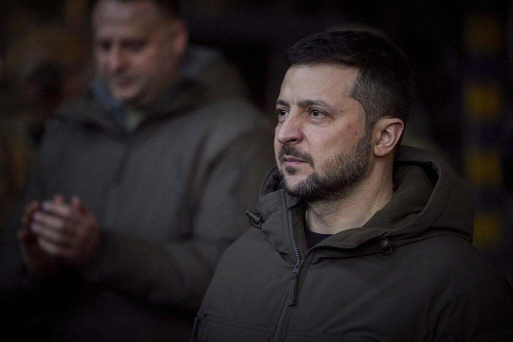 KK9 Bachmut - Ukrajinský prezident Volodymyr Zelenskyj sa pozerá počas stretnutia s vojakmi v meste Bachmut na východe Ukrajiny 20. decembra 2022. Ukrajinský prezident Volodymyr Zelenskyj plánuje v stredu 21. decembra navštíviť Washington. Bude to jeho prvá cesta do zahraničia od začiatku ruskej invázie na Ukrajinu 24. februára. FOTO TASR/AP
In this photo provided by the Ukrainian Presidential Press Office, Ukrainian President Volodymyr Zelenskyy, looks on as he meets soldiers at the site of the
