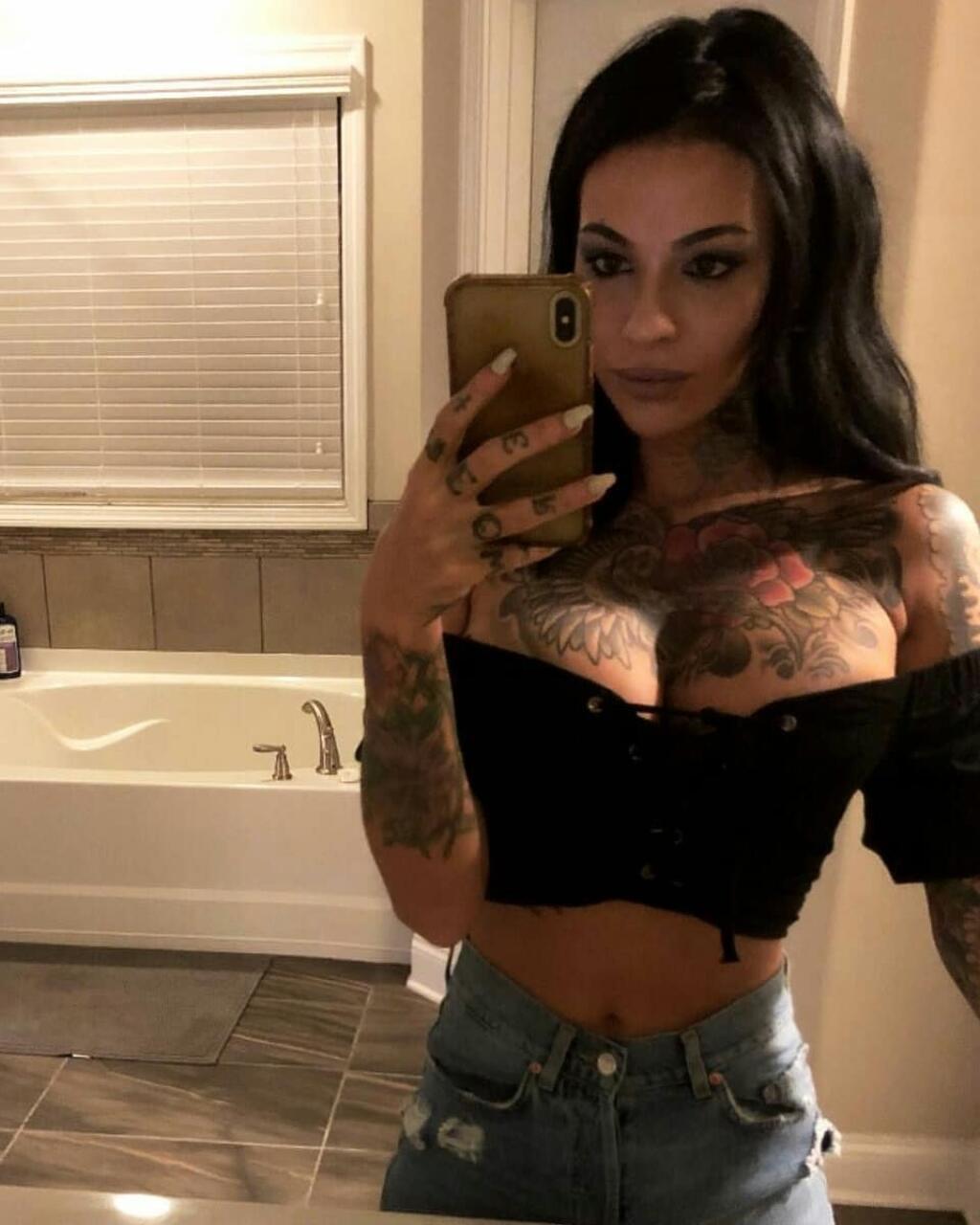 Zahra Schreiber sa preslávil niekoľkými škandálmi. Teraz sa živí erotickými zábermi.
