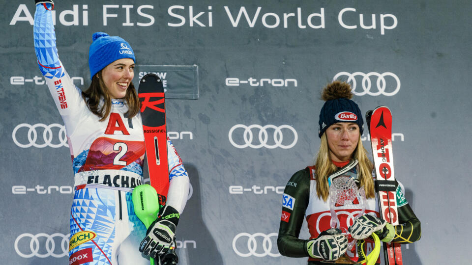 Na snímke Petra Vlhová a Mikaela Shiffrin v cieli druhého kola slalomu Svetového pohára v alpskom lyžovaní žien v rakúskom Flachau.