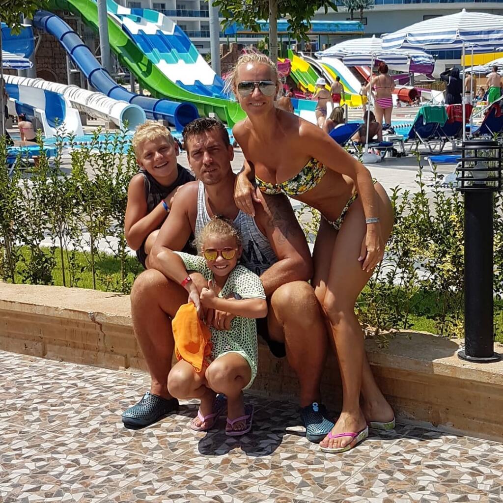 Veľký talent nášho hokeja Adam Sýkora sa môže pochváliť poriadne krásnou mamou a jeho otec Roman zase nádhernou manželkou.