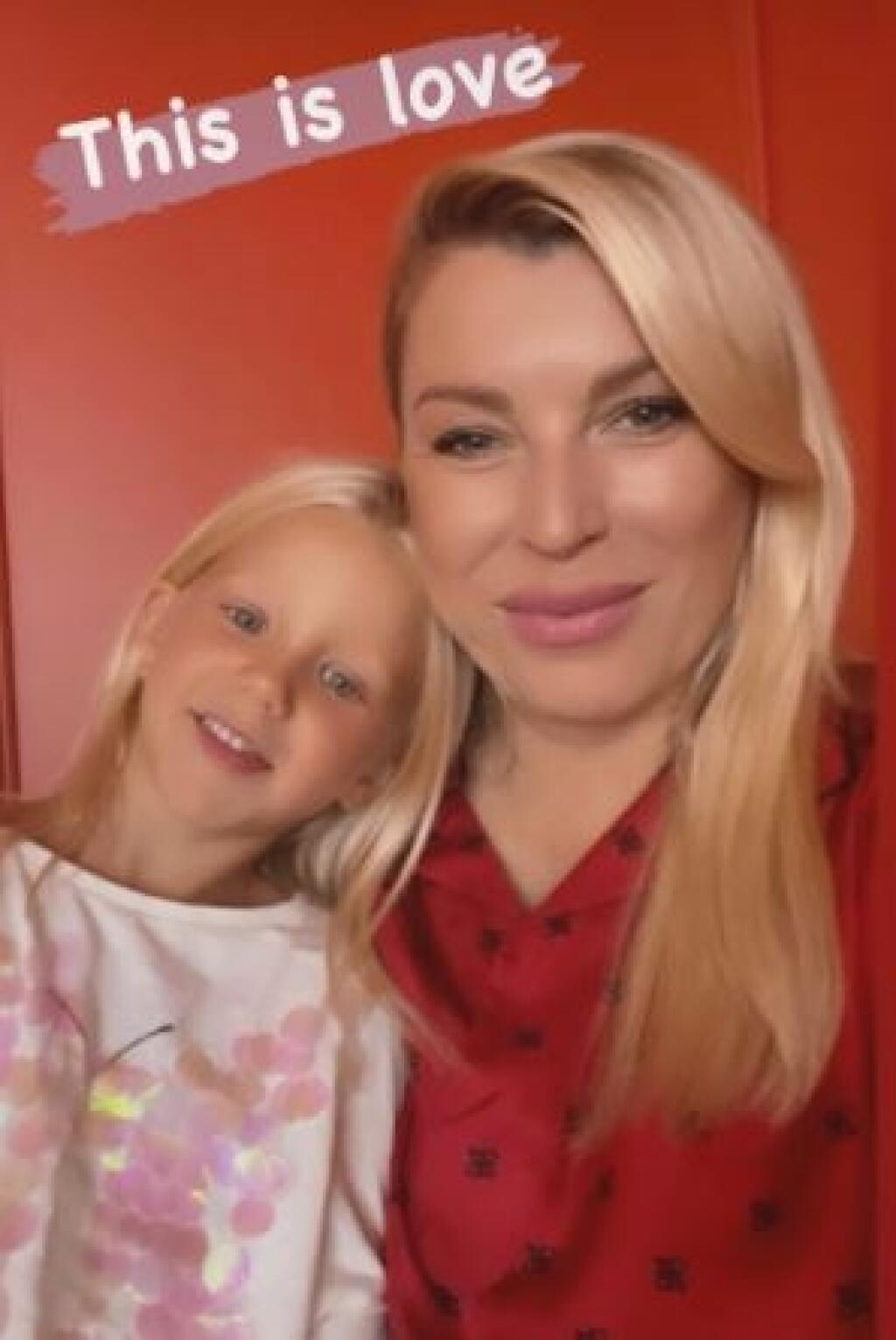 Gabika so svojimi krstniatkami.