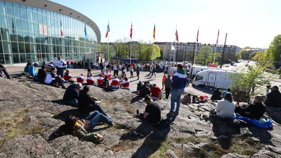Takto to vyzerá pred Ice Hall arénou po evakuácii kvôli požiaru.