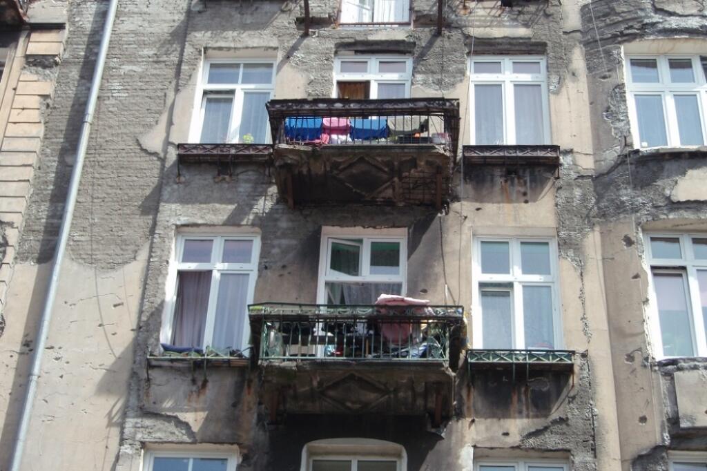 Na rekonštrukciu balkónov sa musia zložiť aj bezbalkónové byty