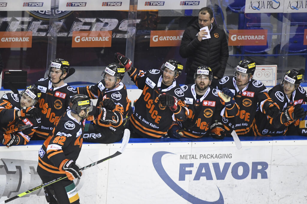 Na snímke gólová radosť na lavičke Košíc v prvom zápase predkola Kaufland play off Tipos extraligy HC Košice - HC Mikron Nové Zámky v Košiciach 24. marca 2021. FOTO TASR - František Iván