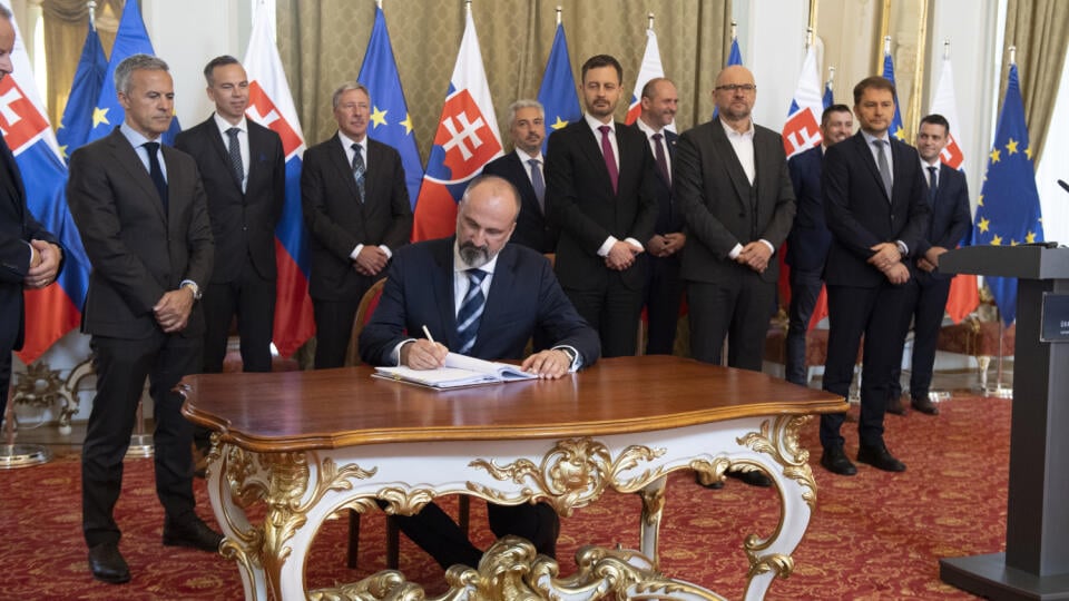 Na snímke uprostred konateľ Valaliky Industrial Park ,s.r.o. Miroslav Durec pri podpise zmluvy o výstavbe závodu Volvo v industriálnom parku Valaliky pri Košiciach. V Bratislave 1. júla 2022 v Bratislave. FOTO TASR - Pavel Neubauer