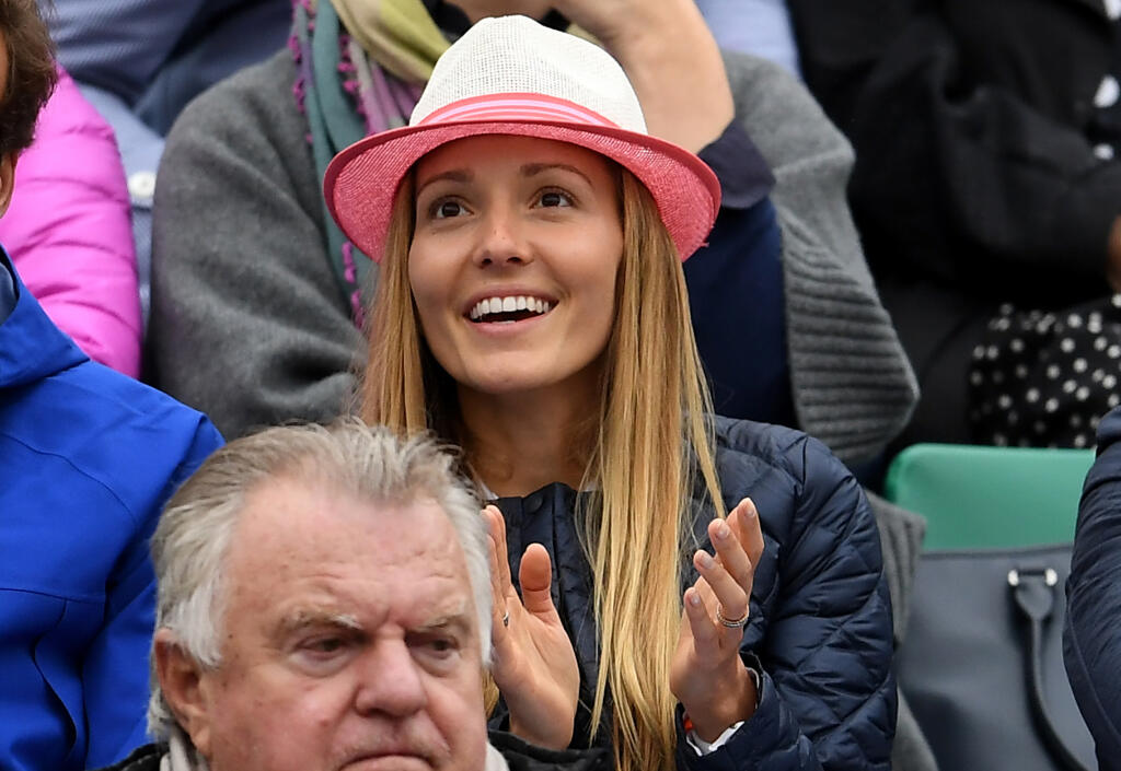 Jelena Djokovič je takisto veľmi známa kráska. Serena je najlepšia ženská svetová tenistka a Novak je zase na vrchole rebríčku v mužskom tenise. Na tribúnach ho podporuje nádherná manželka. Vraj ide o lásku ako z rozprávky, pretože sa spoznali na strednej škole a sú spolu doteraz.