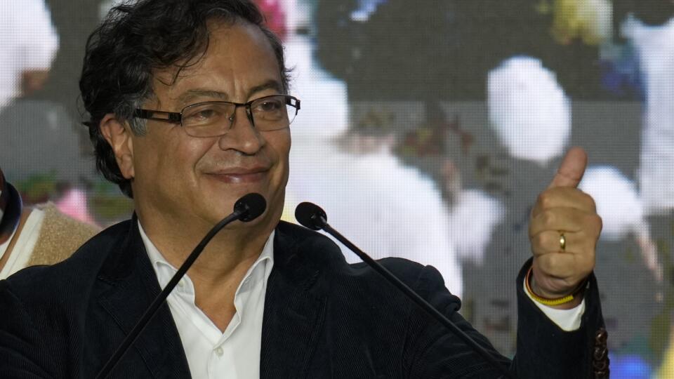 Kolumbijský prezidentský kandidát Gustavo Petro, dáva palec hore pred svojimi podporovateľmi počas volebnej noci v Bogote po 1. kole prezidentských volieb v Kolumbii v nedeľu 29. mája 2022. Bývalý partizán Gustavo Petro bude mať v druhom kole kolumbijských prezidentských volieb za súpera populistického podnikateľa Rodolfa Hernándeza - v nedeľnom prvom kole totiž nedosiahol žiaden z kandidátov jasné víťazstvo. Druhé kolo prezidentských volieb v Kolumbii sa má konať 19. júna.