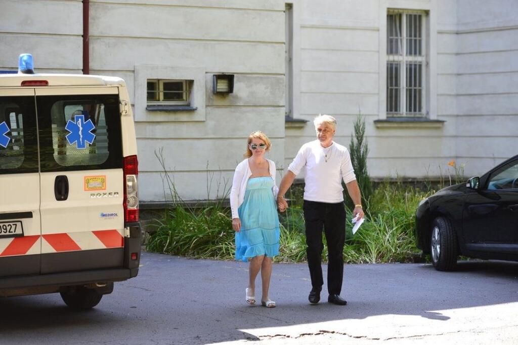 Bartošová na archívnej snímke opúšťa liečebňu v spoločnosti Rychtářa.
