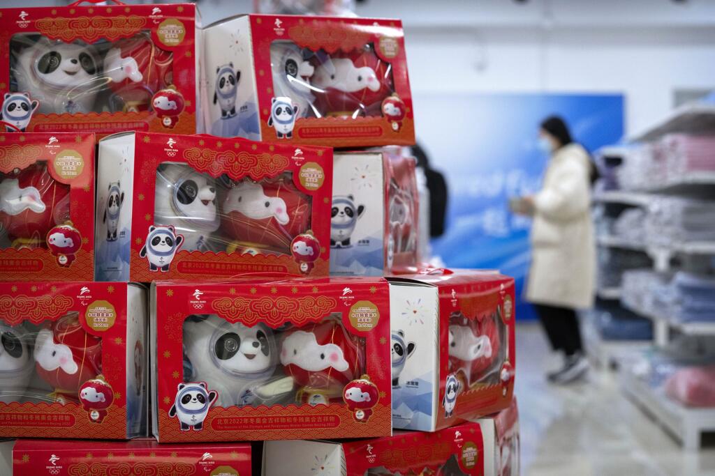 WA 28 Peking - Návštevníci si prezerajú predmety v obchode so suvenírmi v olympijskej dedine zimných olympijských a paralympijských hier v Pekingu v piatok 24. decembra 2021. V poradí XXIV. zimné olympijské hry sa v Pekingu uskutočnia od 4. do 20. februára 2022. Paralympijské hry prídu na rad  od 4. do 13. marca. FOTO TASR/AP