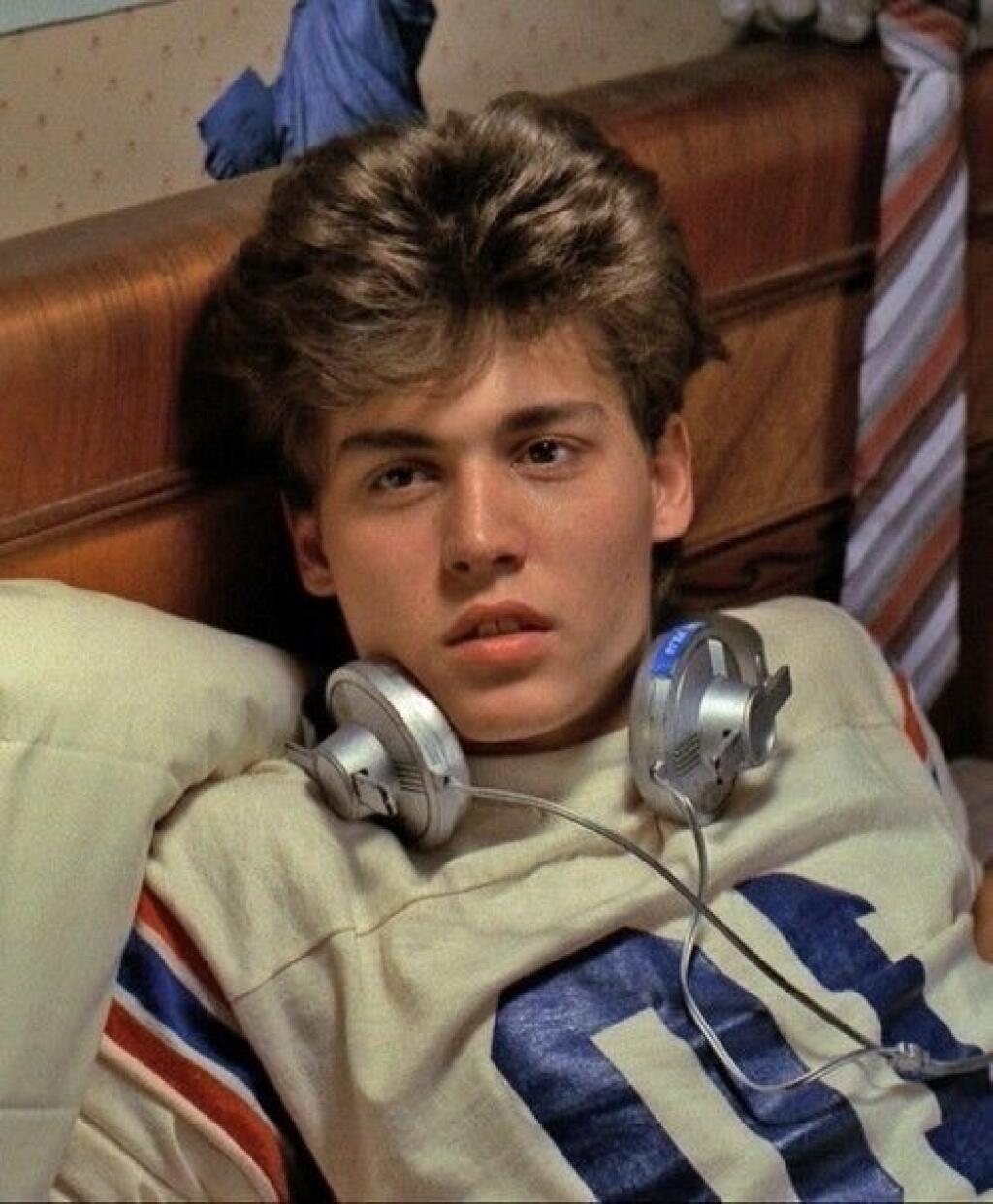 Johnny Depp (58): Nočná mora v Elm Street (1984): Ikonický filmový debut primäl Deppa nechať sa zohaviť supervrahom Freddym Kruegerom. Našťastie už onedlho nato si vyskúšal viacero oveľa lepších, aj keď podobne zvláštnych snímok a rolí.