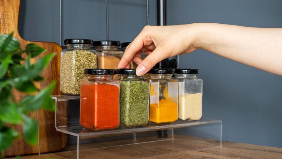 Cropped,Hand,Holding,Jar,Of,Spices,On,Kitchen.