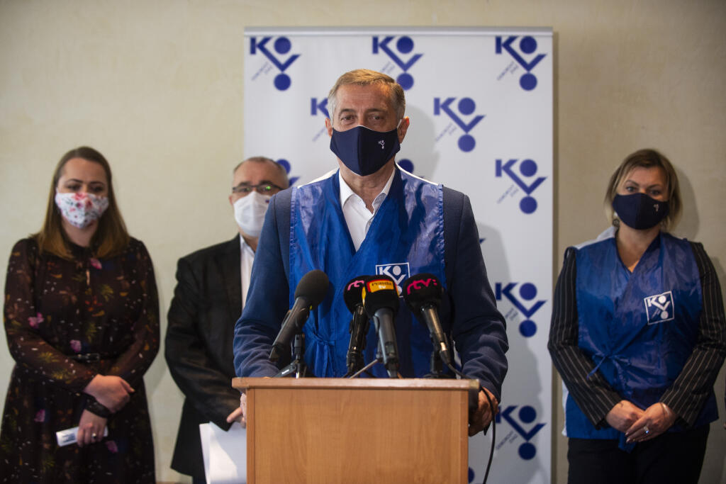 Na snímke zľava podpredsedníčka Konfederácie odborových zväzov (KOZ) SR Monika Uhlerová, prezident KOZ Marián Magdoško, predseda odborového zväzu (OZ) KOVO Emil Machyna a podpredsedníčka OZ KOVO Monika Benedeková počas tlačovej konferencie na tému - Starobný dôchodkový systém - návrh zmeny ústavného zákona z dielne ministra práce, sociálnych vecí a rodiny SR Milana Krajniaka 24. novembra 2020 v Bratislave. FOTO TASR - Jakub Kotian