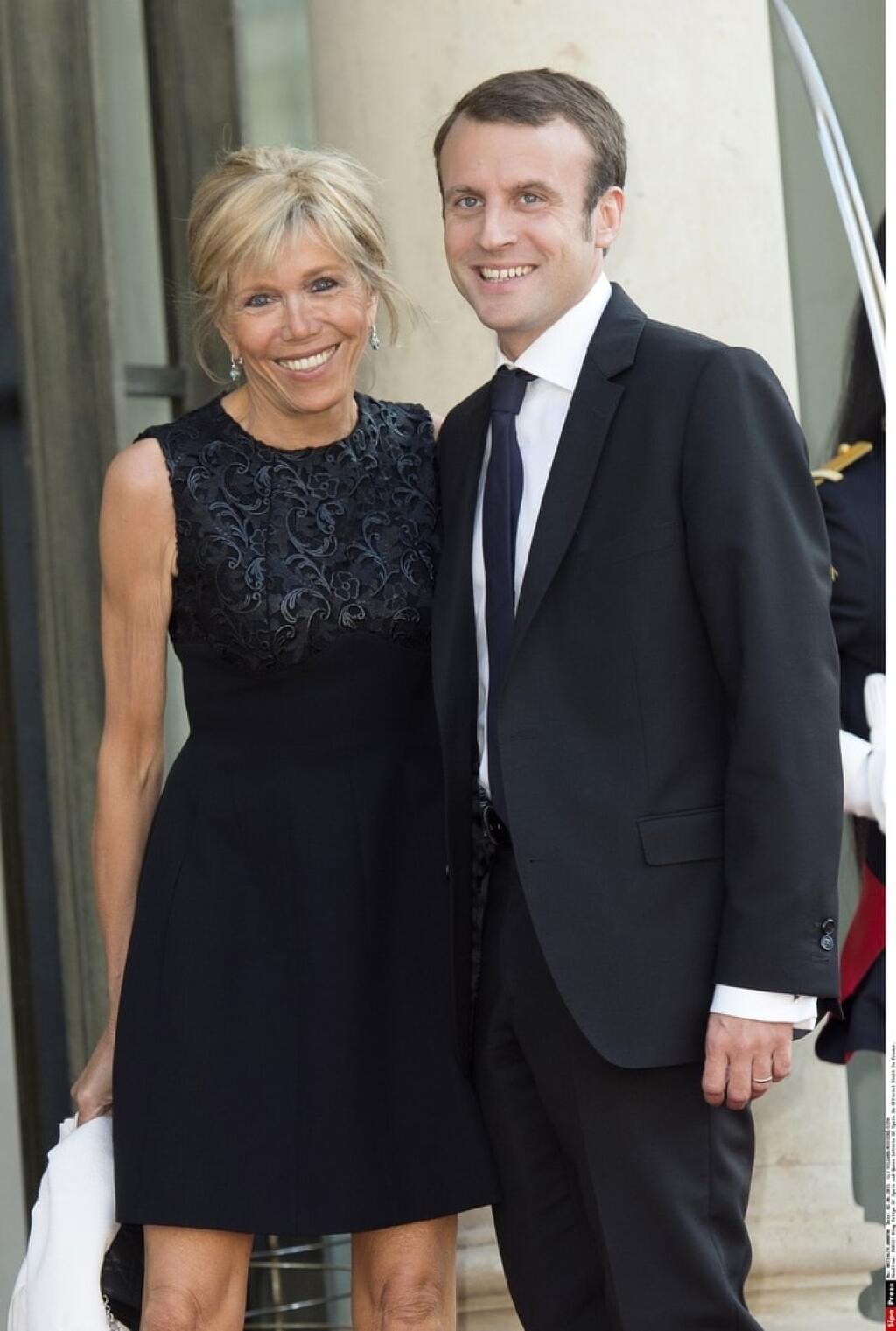 Жена макрона сколько лет разница. Брижит Макрон в 2007. Жена президента Франции Макрона. Брижит троньё в 2007. Макрон с женой.