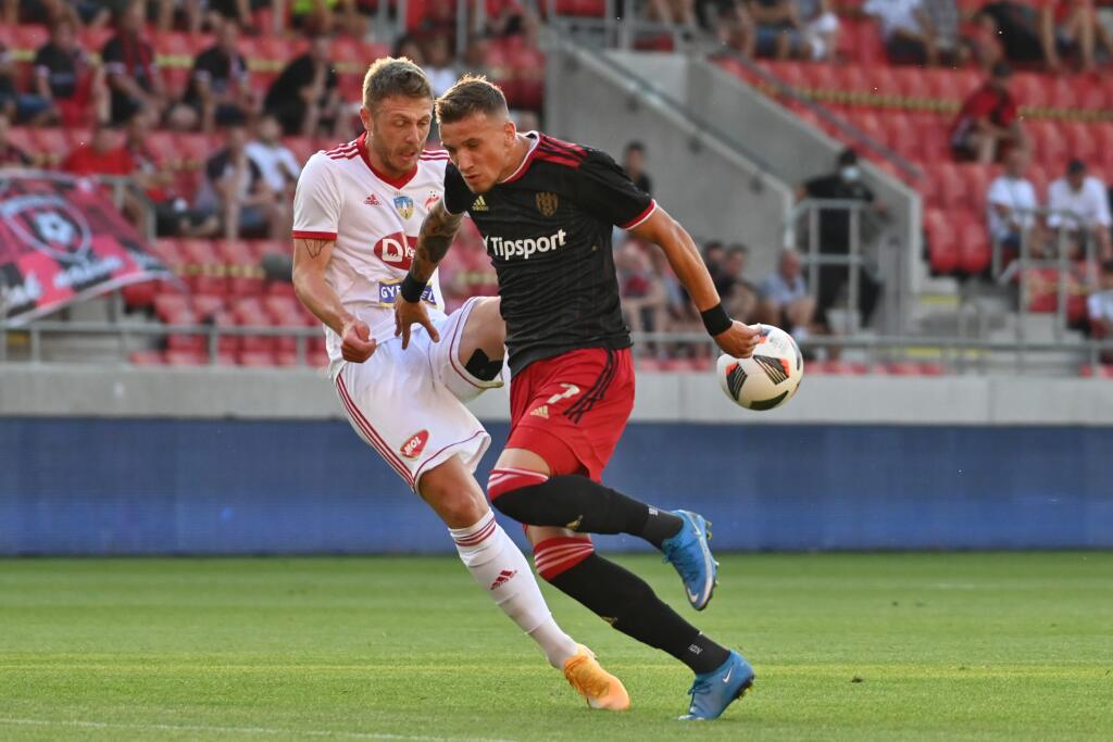 Na snímke vpravo hráč Trnavy Milan Ristovski a hráč Sepsa OSK Bogdan Mitrea bojujú o loptu počas zápasu 2. predkola Európskej konferenčnej ligy medzi FC Spartak Trnava a Sepsi OSK v Trnave vo štvrtok 22. júla 2021. FOTO TASR - Lukáš Grinaj
