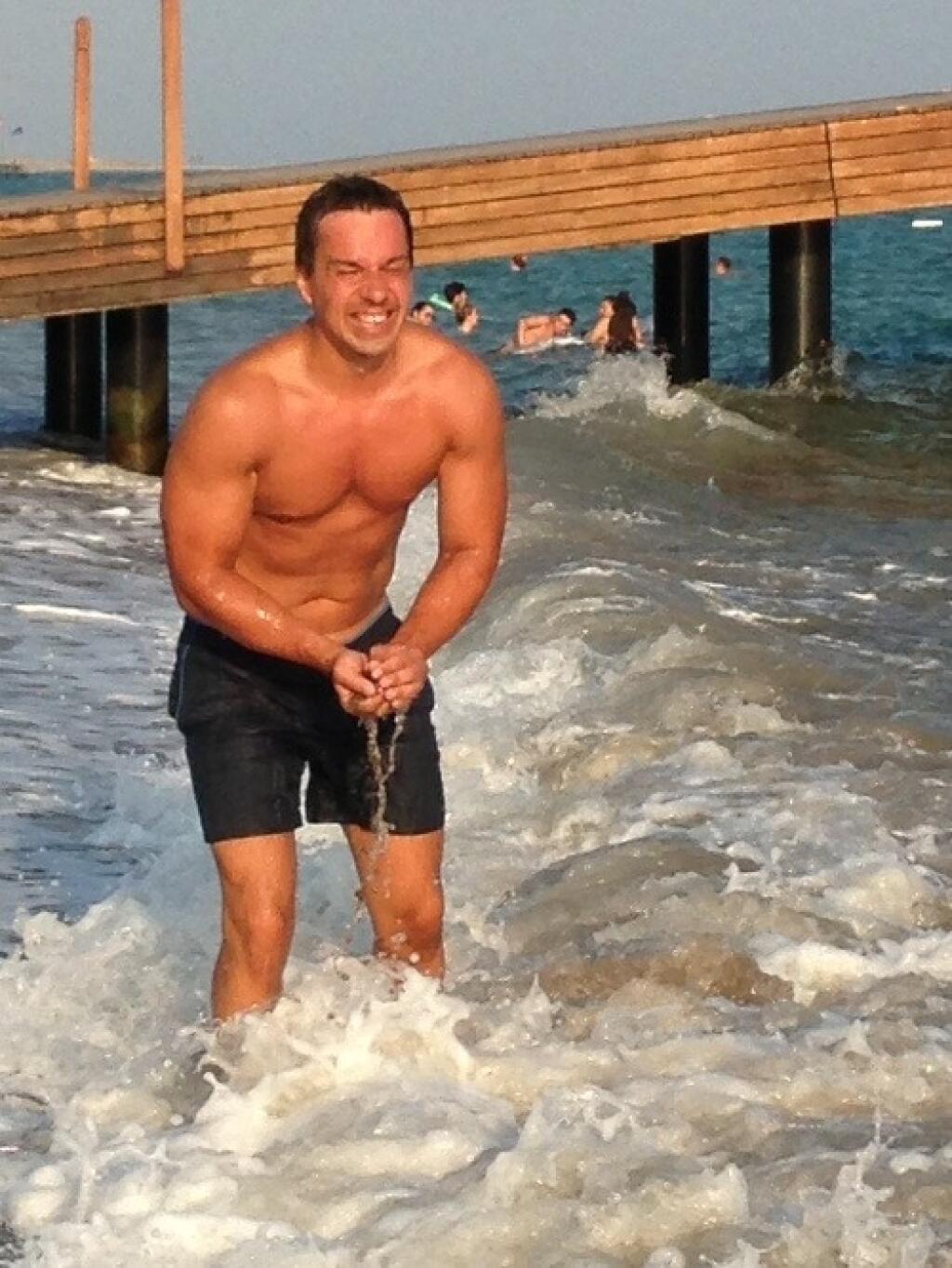 Erik Tomáš na svojom tele maká vo fitness centre.