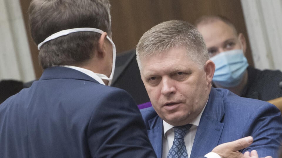 Na snímke poslanec NR SR Robert Fico (SMER-SD) pred mimoriadnou schôdzou NR SR k odvolávaniu premiéra Igora Matoviča 23. júla 2020 v Bratislave. Poslancom sa na prvýkrát nepodarilo otvoriť mimoriadnu schôdzu k odvolávaniu premiéra Igora Matoviča (OĽaNO). Plénum nebolo uznášania schopné. Predseda Národnej rady (NR) SR Boris Kollár (Sme rodina) vyhlásil hodinovú prestávku. FOTO TASR - Martin Baumann