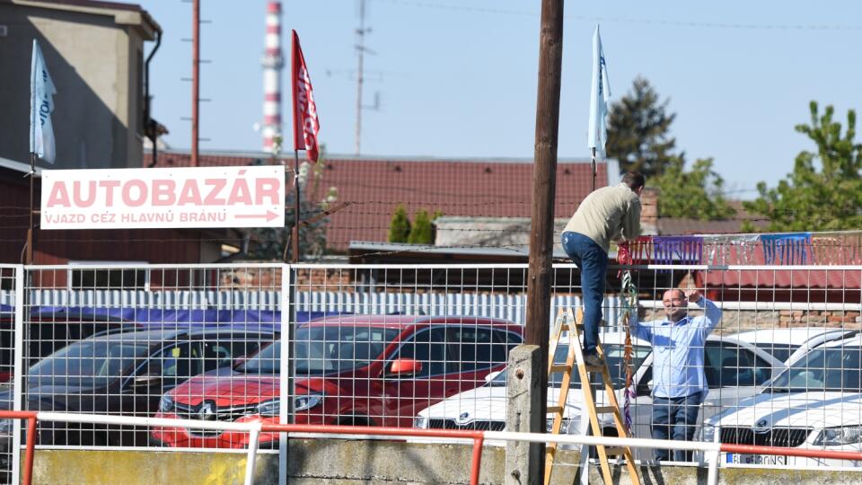 Od stredy 22. apríla 2020 sa na Slovensku začala prvá fáza otvárania prevádzok, medzi ktoré patria aj predajne automobilov, vrátane autobazárov. Na snímke príprava na otvorenie autobazáru na Dohnányho ulici v Trnave 22. apríla 2020. FOTO TASR - Lukáš Grinaj