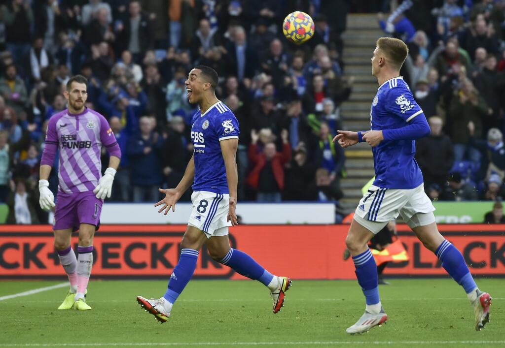 EBE 77 Leicester - Na snímke uprostred slovenský brankár Newcastlu Martin Dúbravka, uprostred gól oslavuje hráč Leicestru Youri Tielemans v zápase 16. kola anglickej Premier League vo futbale Leicester City - Newcastle United (4:0) v nedeľu 12. decembra 2021. FOTO TASR/AP
Leicester's Youri Tielemans, center, celebrates after scoring his side's opening goal challenge for the ball during the English Premier League soccer match between Leicester City and Newcastle United at King Power stadium in