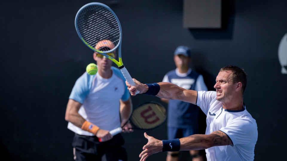 Filip Polášek (vpredu) a John Peers (vzadu).