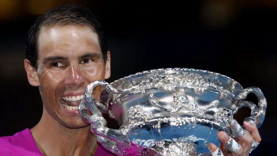 KK56 Melbourne - Španielsky tenista Rafael Nadal drží trofej po víťazstve nad Rusom Daniilom Medvedevom vo finále mužskej dvojhry na grandslamovom turnaji Australian Open 31. januára 2022 v Melbourne. Španielsky tenista Rafael Nadal sa stal druhýkrát v kariére víťazom mužskej dvojhry na Australian Open a získal rekordný 21. grandslamový titul. FOTO TASR/AP
Rafael Nadal of Spain holds the Norman Brookes Challenge Cup after defeating Daniil Medvedev of Russia in the men's singles final at the Aust