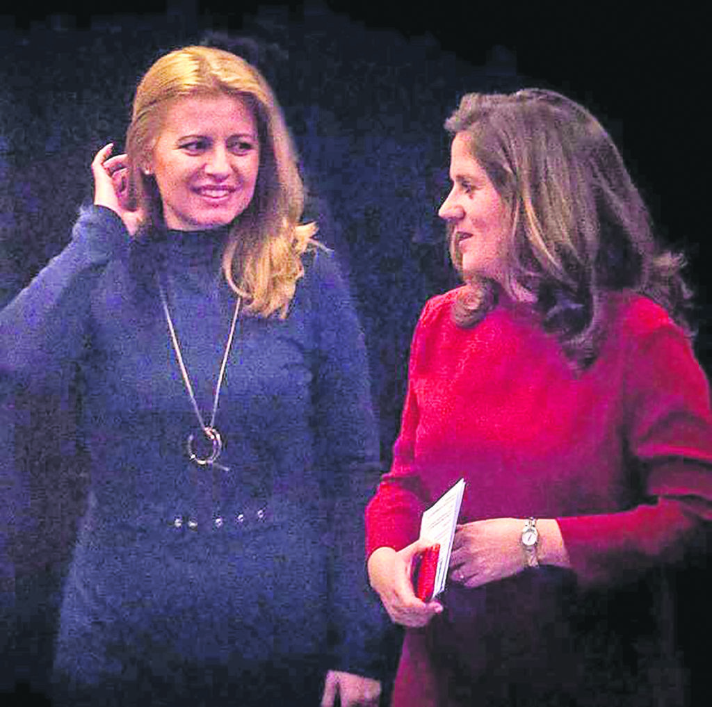 Zuzana Čaputová s hovorcom Martinom Burgrom v diskusnej relácii Denníka N. Debatu moderovala Monika Tódová v červených šatách.