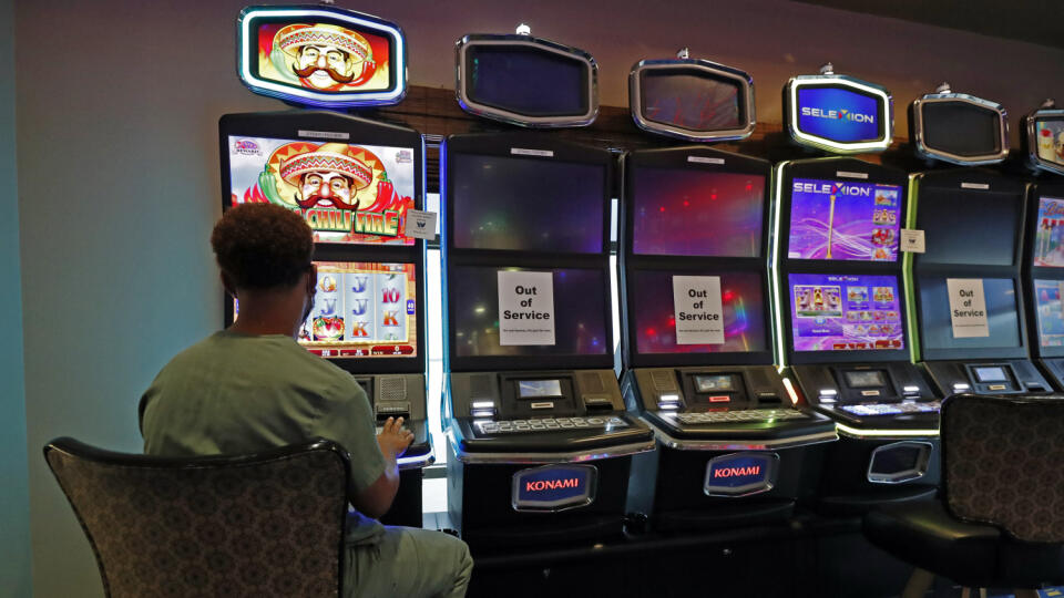 KK21 Vicksvurg - Muž sa hrá videohru počas znovuotvorenia kasína v americkom Vicksvurgu 21. mája 2020. FOTO TASR/AP
A patron plays at a video slot machine next to ones that are placed out of service by the Vicksburg, Miss., WaterView Casino and Hotel management, so as to allow players at other machines proper social distancing, Thursday, May 21, 2020. Gaming statewide was shutdown for two-month due to coronavirus, and the casinos were allowed to reopen Thursday, amid enhanced restrictions to kee