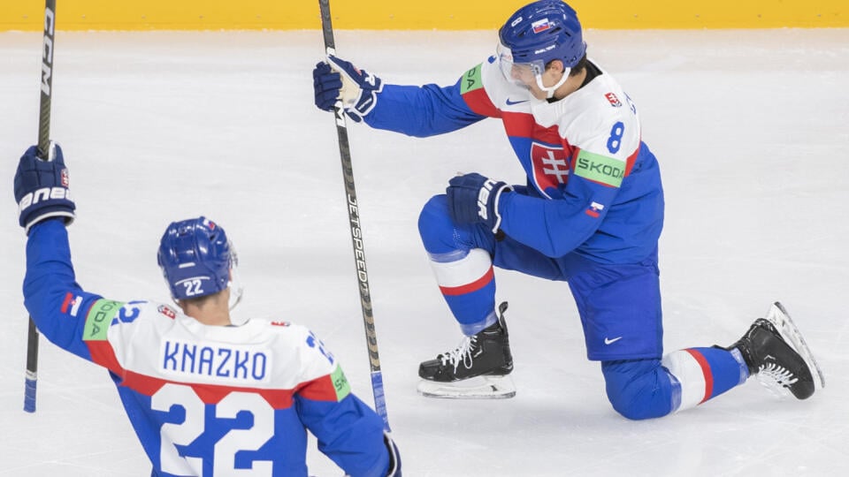 Na snímke slovenskí hokejisti sprava Martin Chromiak a Samuel Kňažko sa tešia po strelení úvodného gólu v presilovke derby zápasu základnej B-skupiny Slovensko - Česko na 86. majstrovstvách sveta v ľadovom hokeji v lotyšskej Rige v piatok 12. mája 2023. FOTO TASR - Martin Baumann