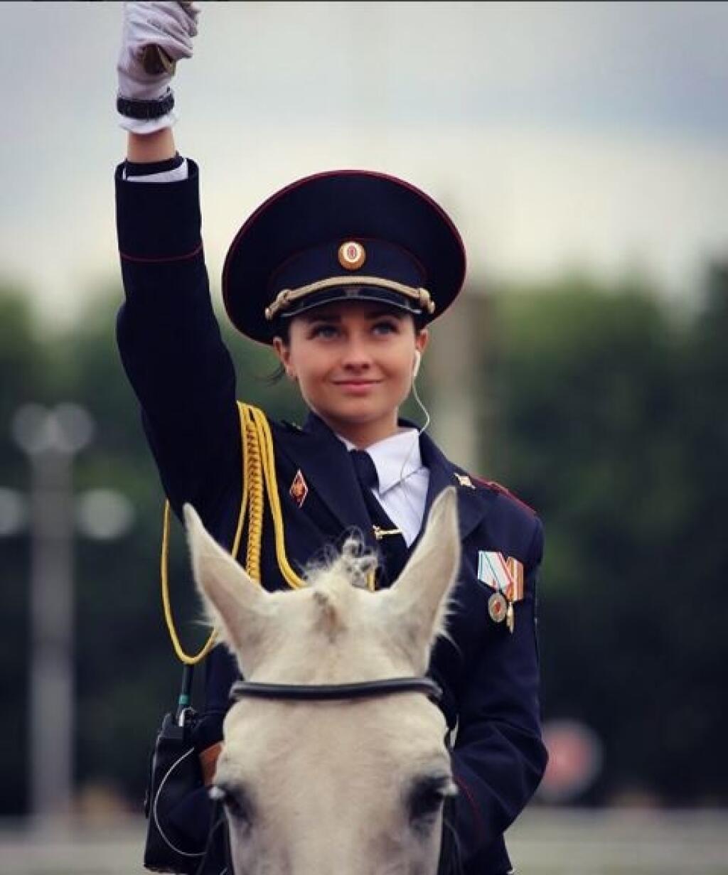 Krásnej členke moskovskej jazdnej policajtke chuligáni hádžu kvety ku nohám.