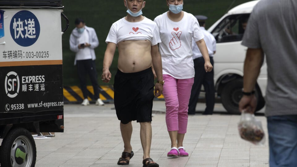 WA 1 Peking - Pár s rovnakými tričkami a ochrannými rúškami proti šíreniu nového typu koronavírusu kráča po ulici v Pekingu vo štvrtok 11. júna 2020. FOTO TASR/AP
A couple wearing matching t-shirts and masks to curb the spread of the coronavirus walks along the street of Beijing on Thursday, June 11, 2020. (AP Photo/Ng Han Guan)