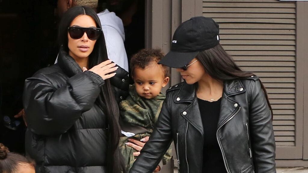 Kim Kardashian v náručí s malým Saintom, sesternice North a Penelope a Kourtney Kardashian.