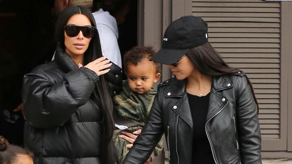 Kim Kardashian v náručí s malým Saintom, sesternice North a Penelope a Kourtney Kardashian.