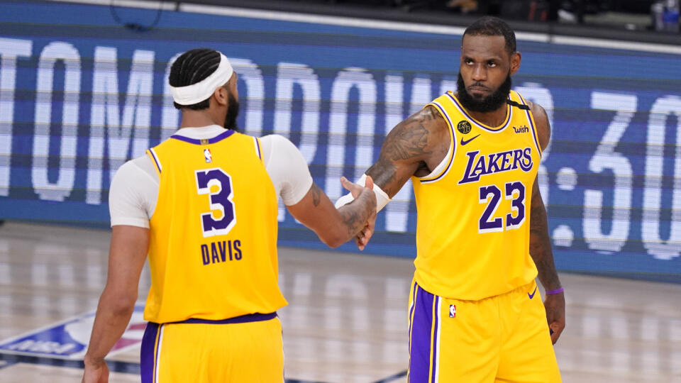 KK2 Lake Buena Vista - Basketbalisti Anthony Davis (3) a LeBron James z Los Angeles Lakers si podávajú ruky po víťazstve v štvrtom zápase finále Západnej konferencie zámorskej basketbalovej NBA Denver - Los Angeles Lakers 24. septembra 2020 v Lake Buena Vista. FOTO TASR/AP
Los Angeles Lakers' Anthony Davis (3) and LeBron James (23) shake hands in the final moments of their 114-108 win over the Denver Nuggets in an NBA conference final playoff basketball game Thursday, Sept. 24, 2020, in Lake Bue