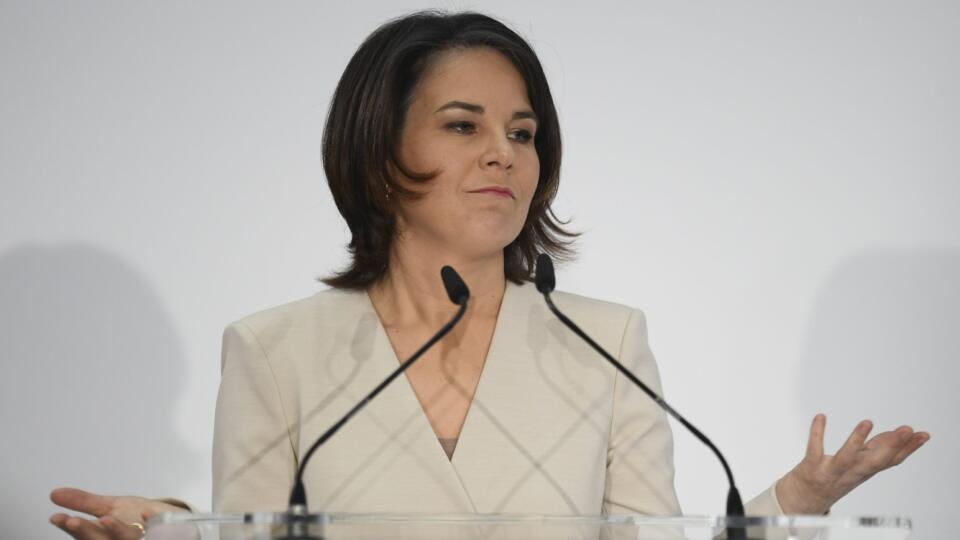 WA 26 Berlín - Nemecká ministerka zahraničných vecí Annalena Baerbocková informuje o novej bezpečnostnej stratégii Nemecka na pôde rezortu diplomacie v Berlíne v piatok 18. marca 2022. FOTO TASR/AP
Annalena Baerbock, German Foreign Minister, delivers a speech on the National Security Strategy at the Foreign Ministry in Berlin, Germany, Friday, March 18, 2022. (Annegret Hilse/Pool Photo via AP)