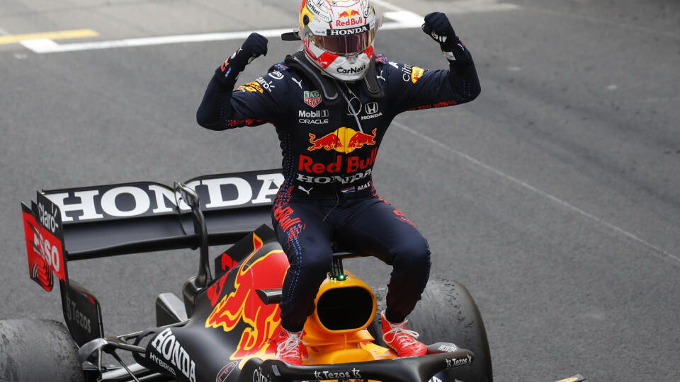 EBE 54 Monte Carlo - Na snímke holandský pilot formuly 1 Max Verstappen na monoposte Red Bull oslavuje víťazstvo vo Veľkej cene Monaka, piatych pretekoch seriálu F1 na mestskom okruhu v Monte Carle v nedeľu 23. mája 2021. FOTO TASR/AP
Red Bull driver Max Verstappen of the Netherlands celebrates on his car after winning the Monaco Grand Prix at the Monaco racetrack, in Monaco, Sunday, May 23, 2021. (Gonzalo Fuentes, Pool via AP)