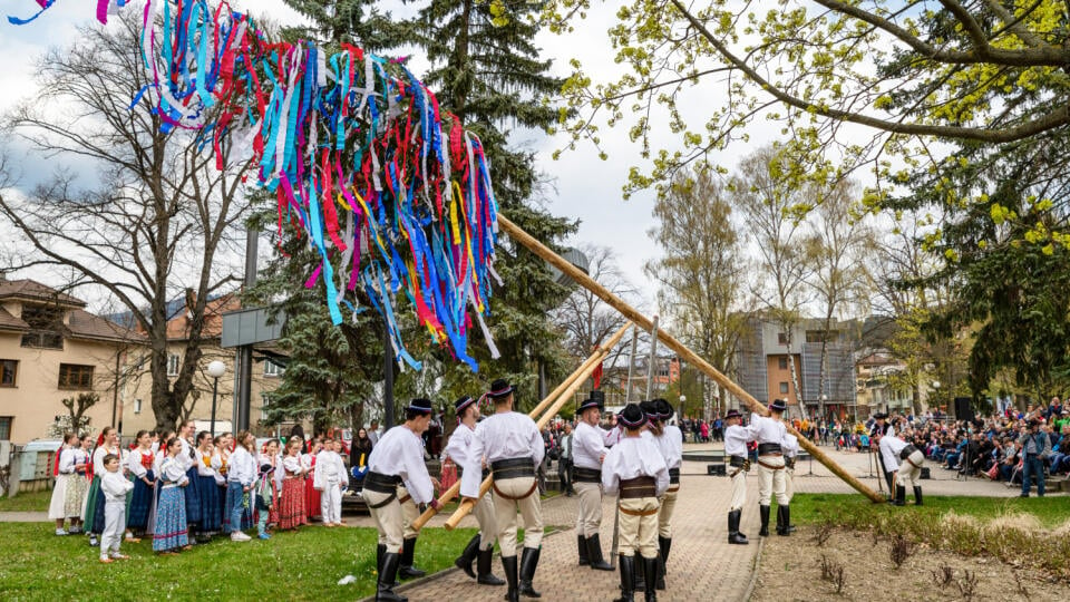 Stavanie mája je sviatočná príležitosť v živote obce, organizuje ho zvyčajne folklórna skupina alebo skupina nadšencov. Po skončení stavania sa koná obecná zábava a posedenie obyvateľov.