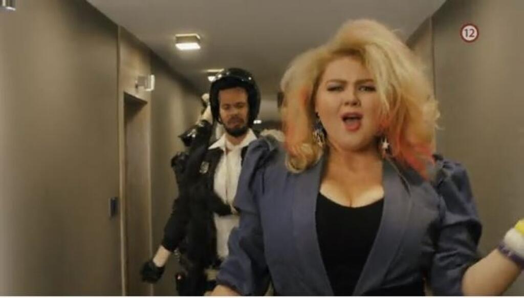Evelyn v upútavke zmenili na Cyndi Lauper.